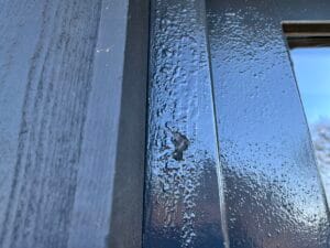 Uitdagingen met donkere verfkleuren op sapeli en sipo